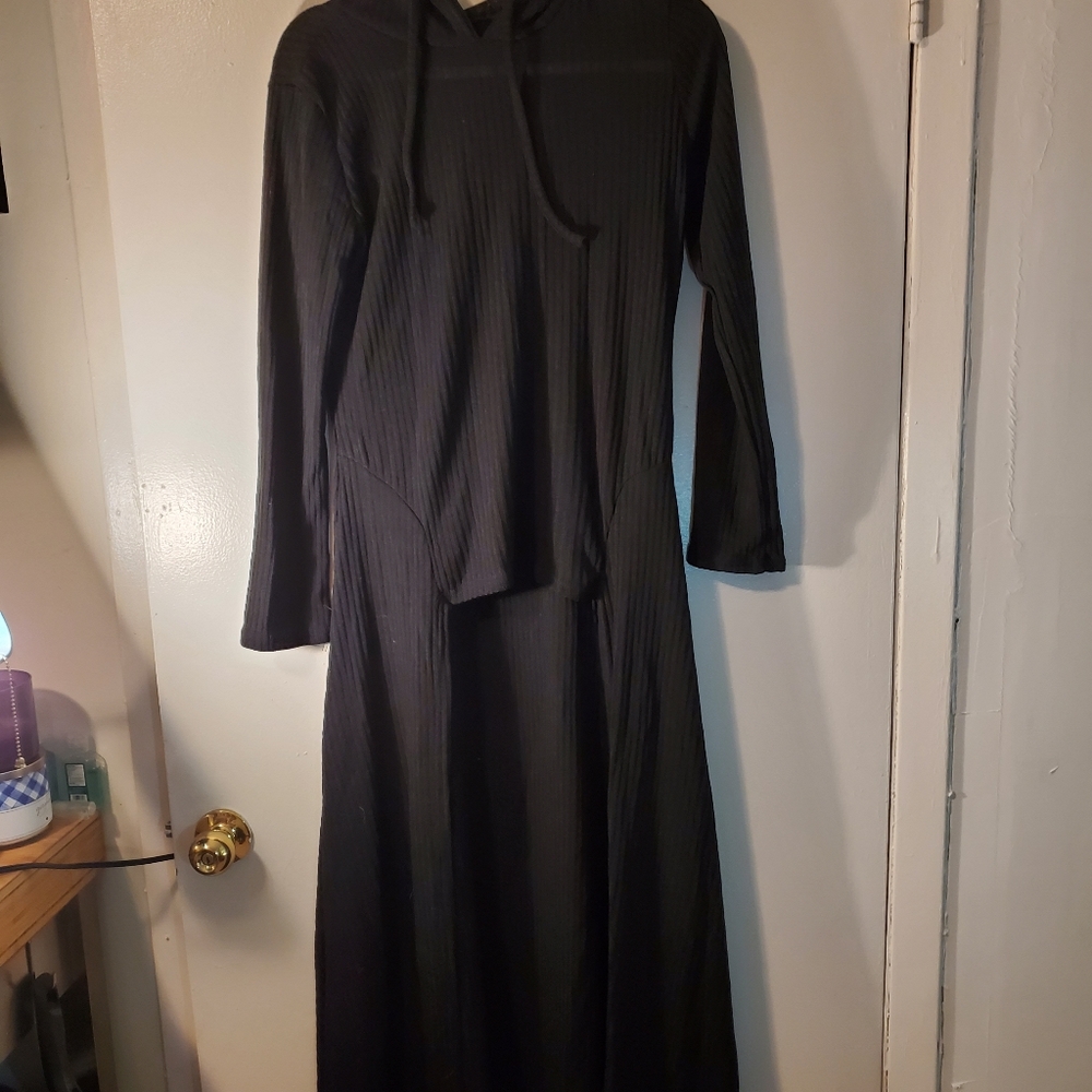 Hooded Sweater with Long Back